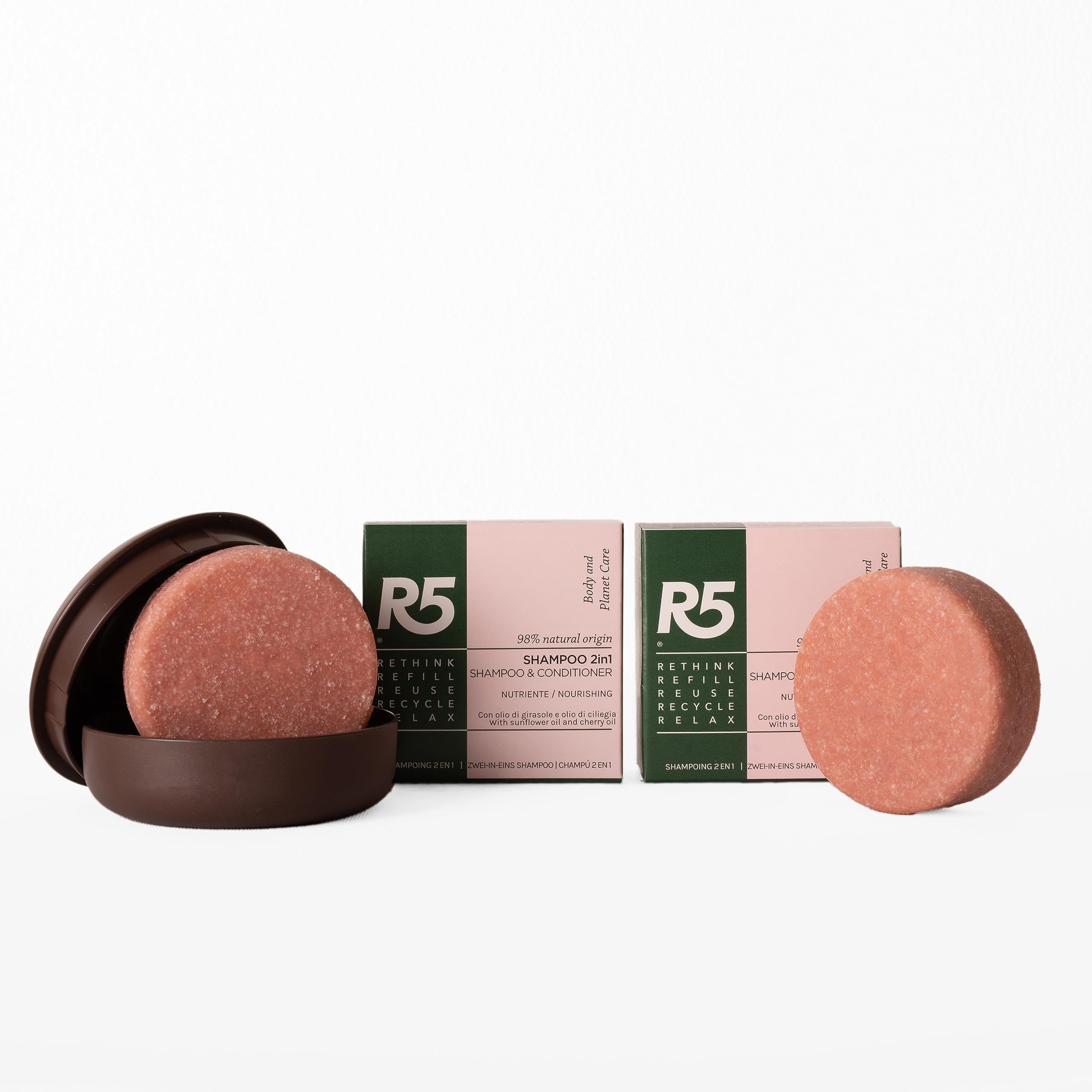 Rundes, rosafarbenes Shampoo in einer Halterung. Zwei Verpackungen mit Text. R5-Logo.