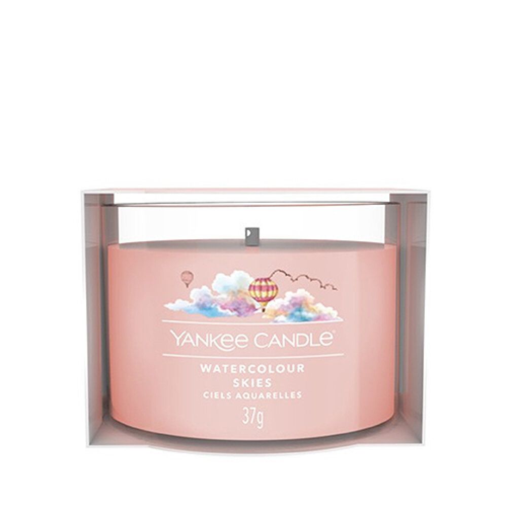 Rosa Kerze in Glasverpackung. Aufschrift: Yankee Candle, Watercolour Skies, 37g. Abbildung von Wolken und Heißluftballons.
