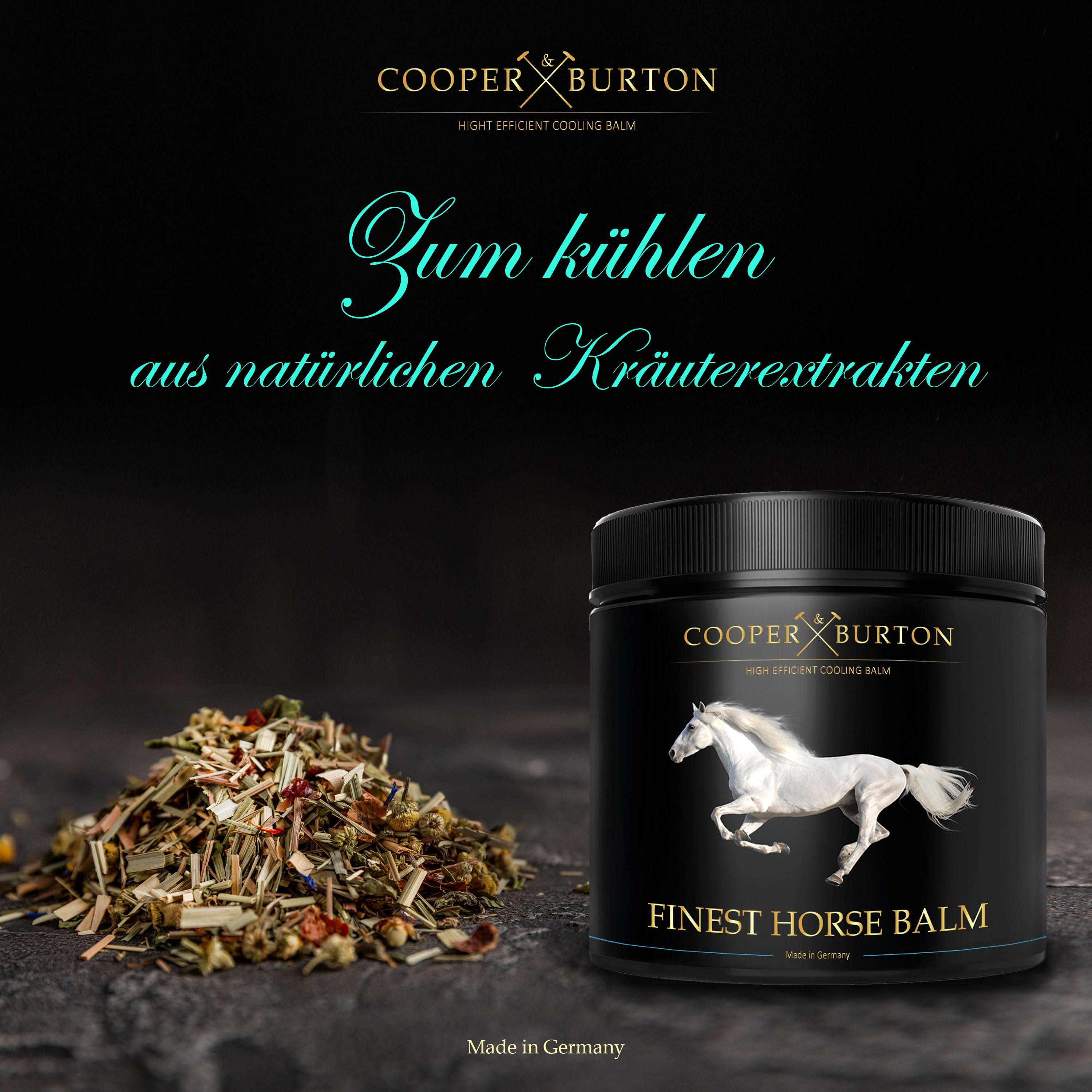 Schwarzes Tiegel mit Produkt, Kräutermischung daneben. Aufschrift: COOPER & BURTON, Finest Horse Balm. Hergestellt in Deutschland.