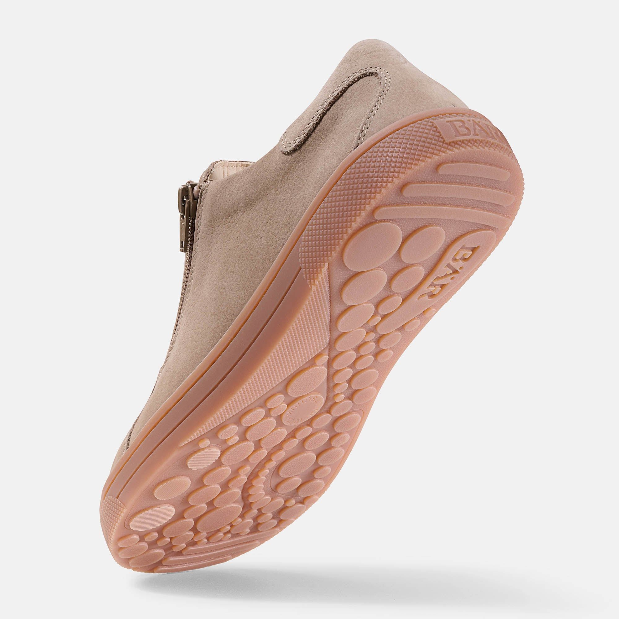 Beige Schuhsohle mit brauner Sohle. BAR-Logo. Hellgrauer Hintergrund.