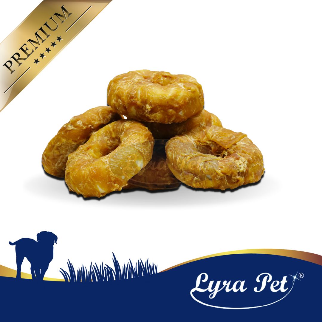 Lyra Pet® Kauringe mit Hühnerbruststreifen. Mehrere Ringe liegen aufeinander. Premium-Label und Hunde-Silhouette.