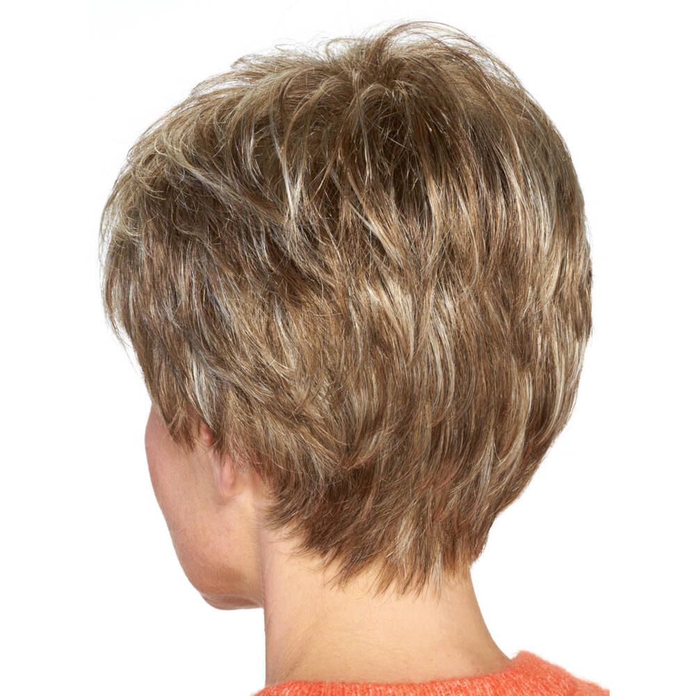Kurzhaarperücke mit blonden Strähnen. Rückansicht. Oranger Pullover.