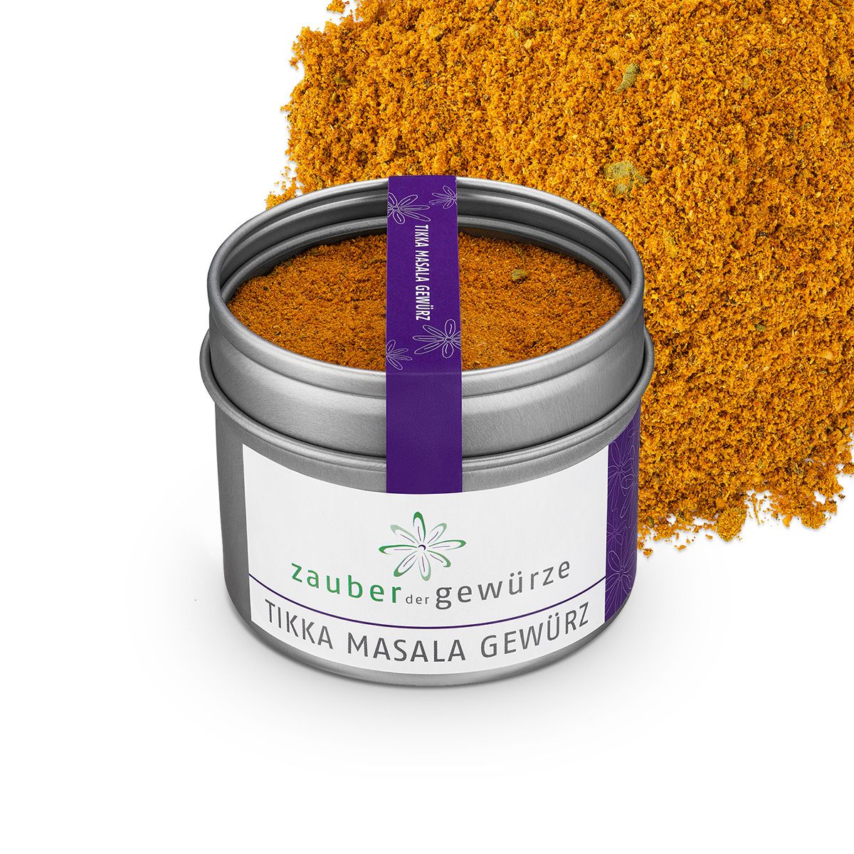 Tikka Masala Gewürz in Dose, daneben Gewürzpulver. Weißes Etikett mit Logo und Schriftzug. Lila Band mit Produktname.