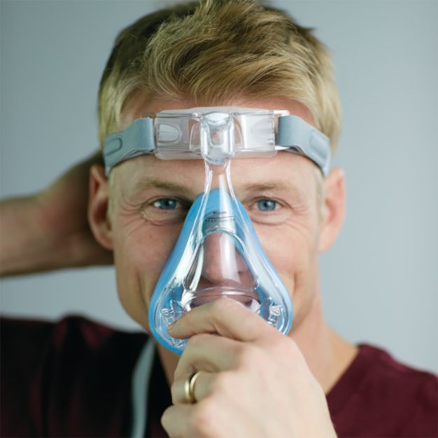 Mann mit Philips CPAP Maske Amara SE Gel Full Mund-Nasenmaske.