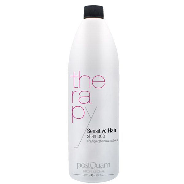Weiße Shampoo-Flasche mit schwarzem Deckel. Aufschrift "therapy" und "Sensitive Hair shampoo". Marke: postQuam.
