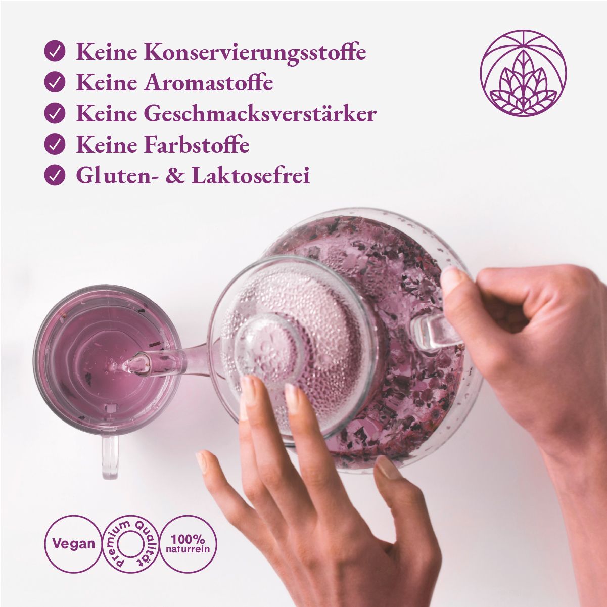 Zubereitung von Lavendelblütentee. Glasbehälter mit Tee, Tasse. Text: 'Keine Konservierungsstoffe, Aromastoffe, Geschmacksverstärker, Farbstoffe, gluten- & laktosefrei.'