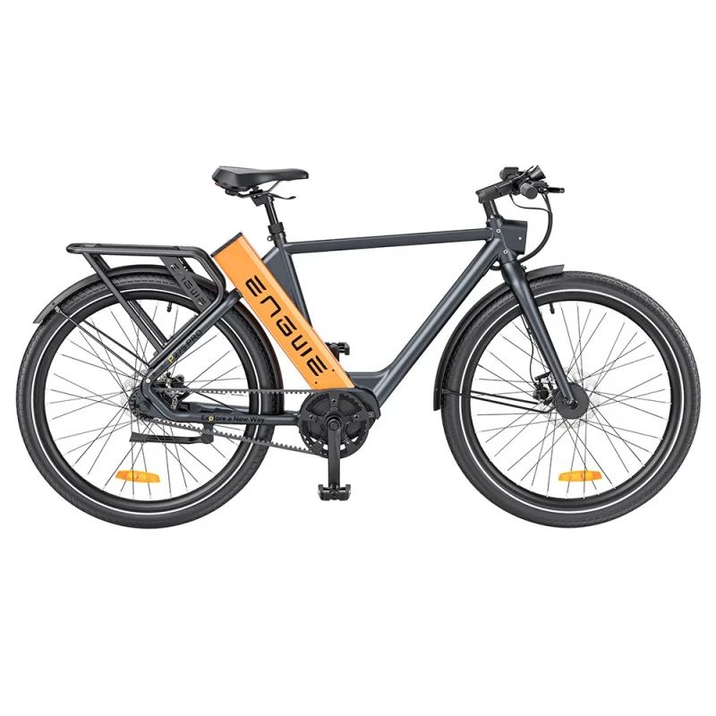 Dunkelgraues E-Bike mit orangefarbener Batterie. Schwarze Reifen, Gepäckträger, Schutzbleche. Marke ENGWE auf der Batterie.