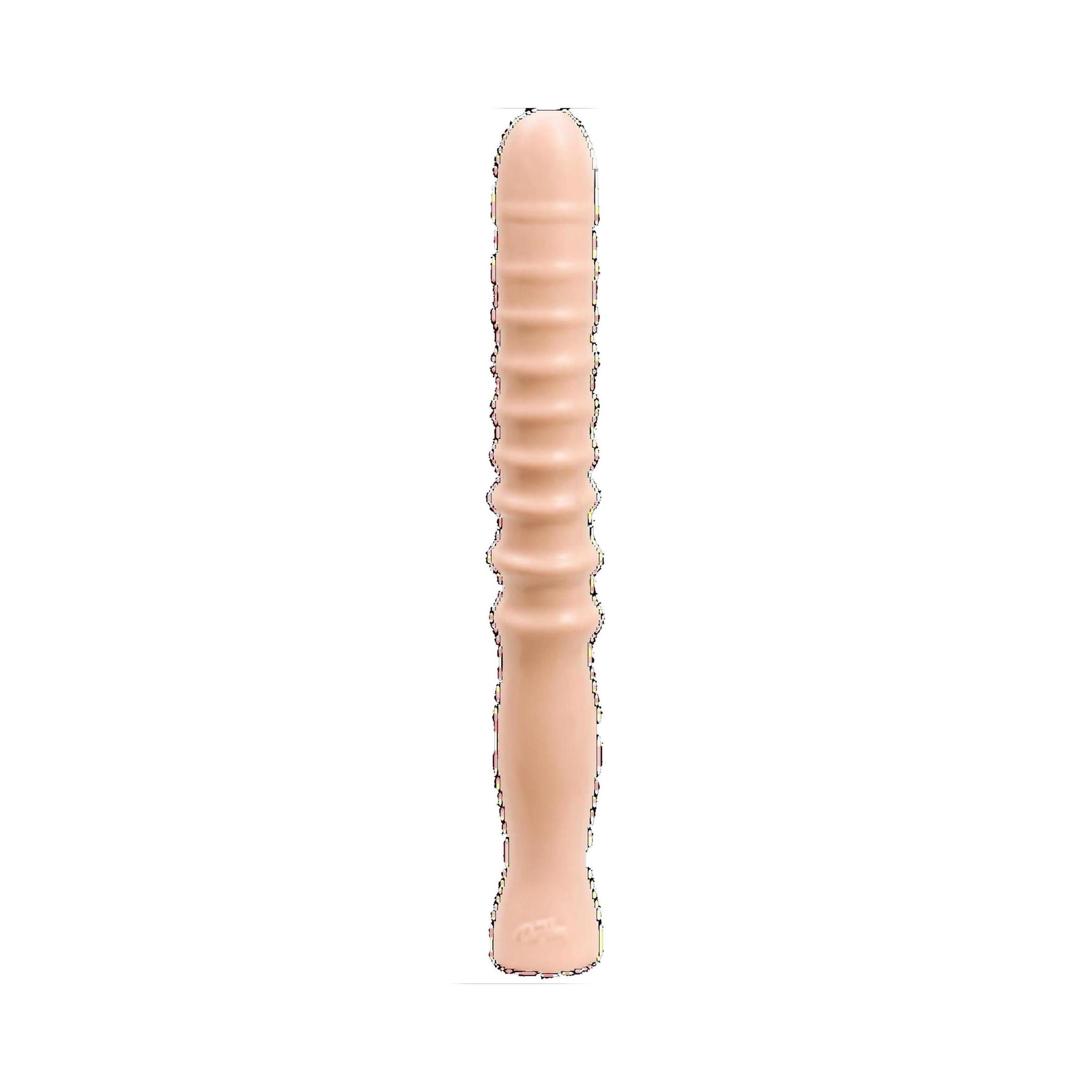 Beiger Dildo mit geriffelter Oberfläche. Längliche Form mit verdicktem Griff. Auf weißem Hintergrund.