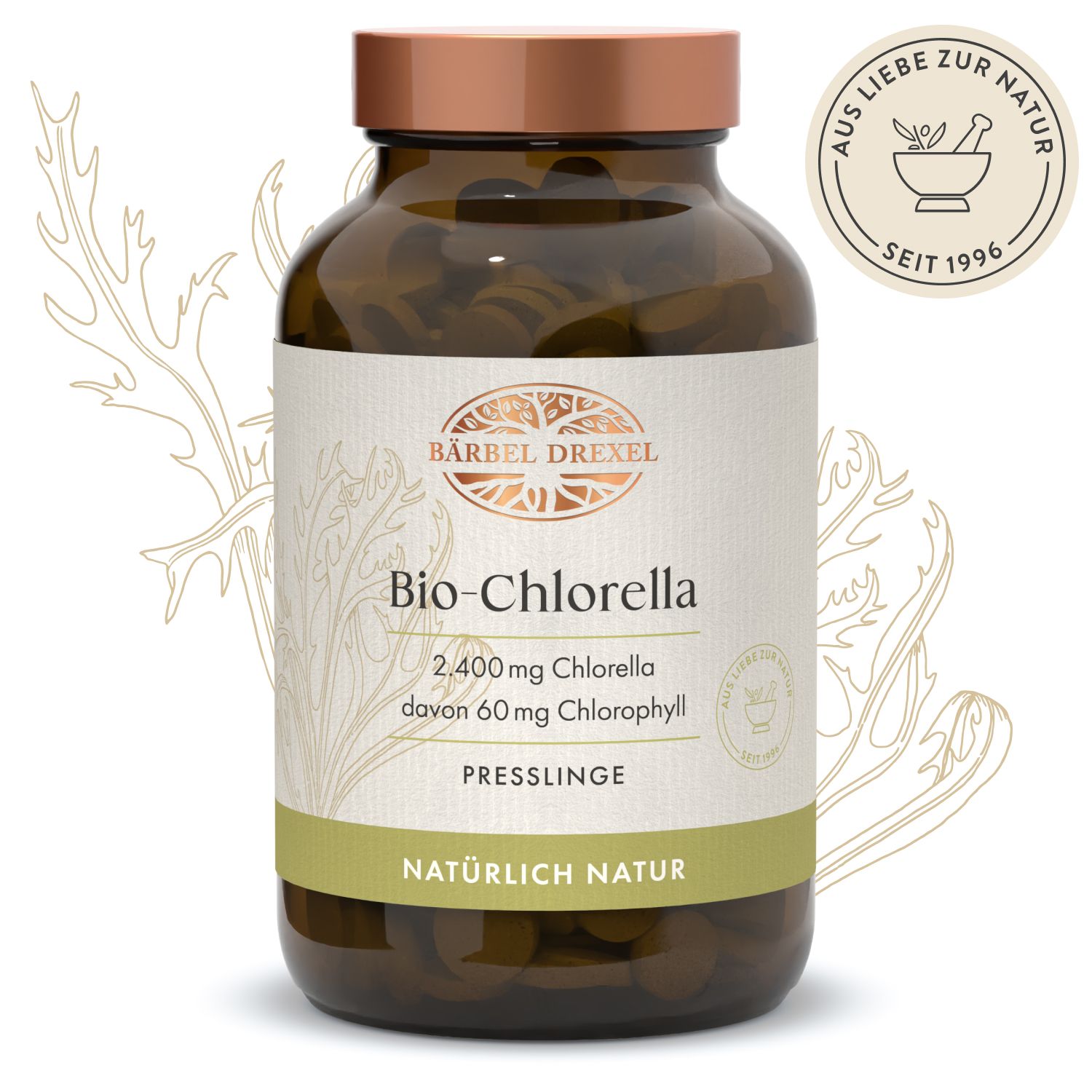 Braune Glasflasche mit grünen Tabletten. Etikett mit Text: Bio-Chlorella, 2.400 mg Chlorella, 60 mg Chlorophyll, Presslinge, natürlich Natur. Logo: Bärbel Drexel.