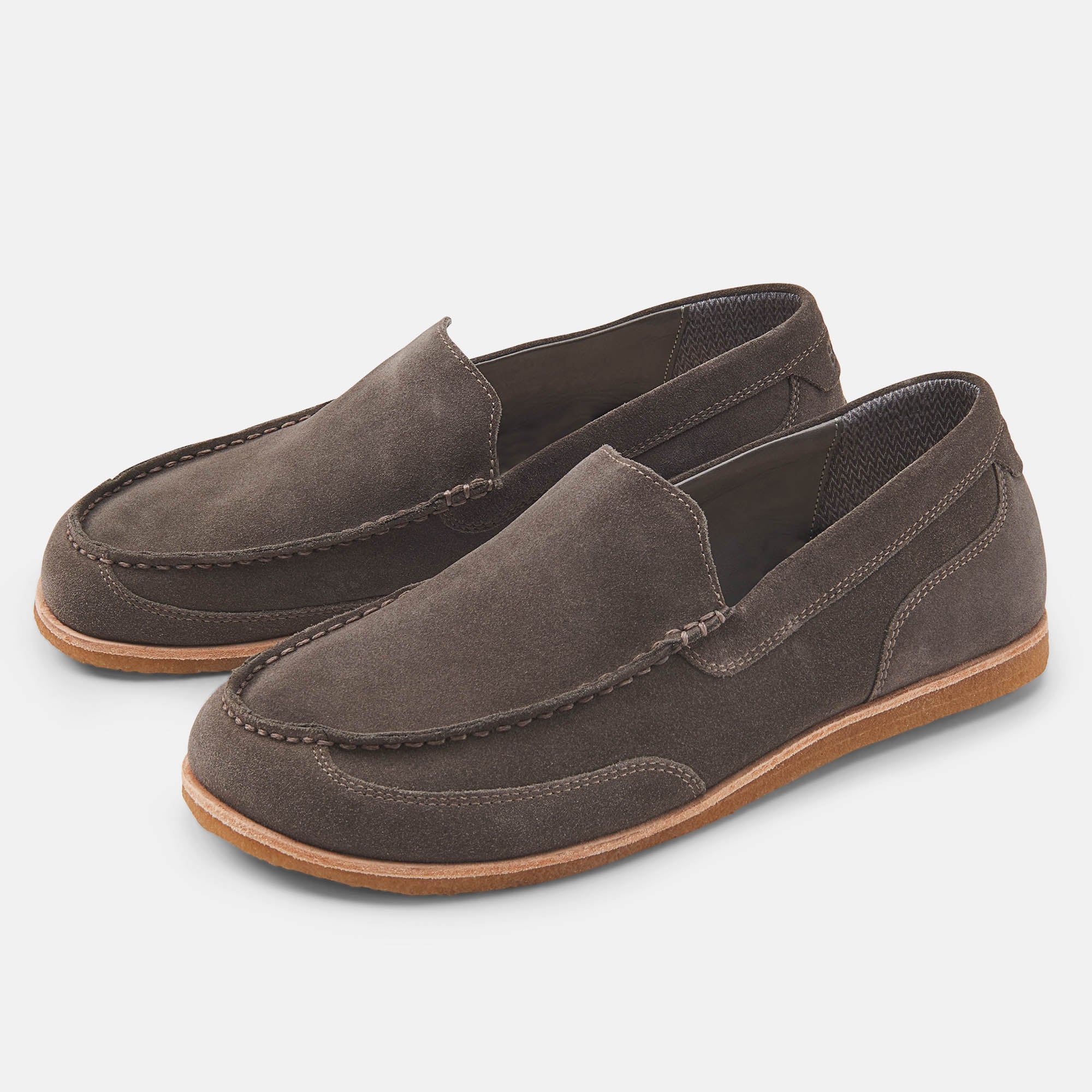 Zwei graue BÄR Schuhe Timothy Herren Slipper. Breite Form, Wildleder-Optik, helle Sohle, sichtbare Nähte.