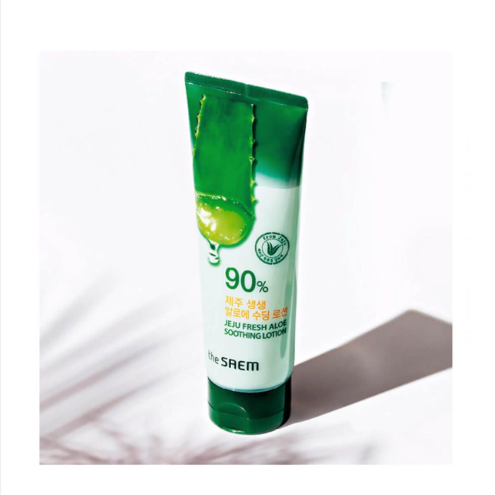 Grüne Tube mit Aloe-Vera-Abbildung. Text: 90%, Jeju Fresh Aloe Soothing Lotion, the SAEM. Grüner Deckel.