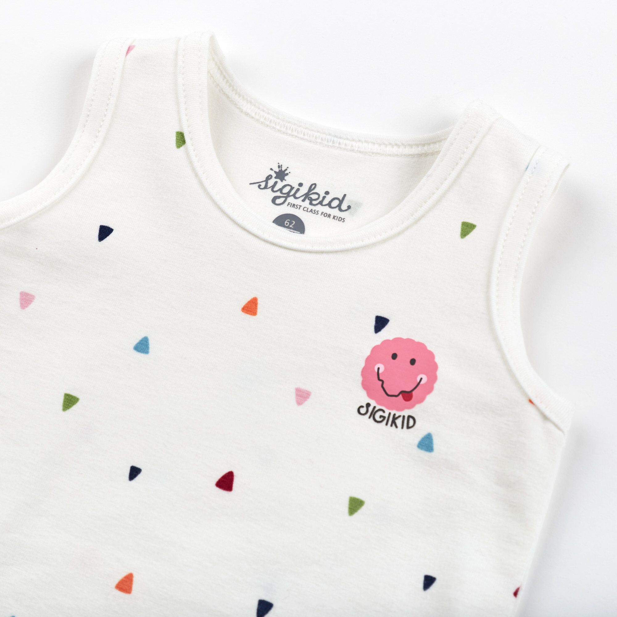 Nahaufnahme des weißen Babybodys. sigikid-Logo und Smiley. Größe 62.