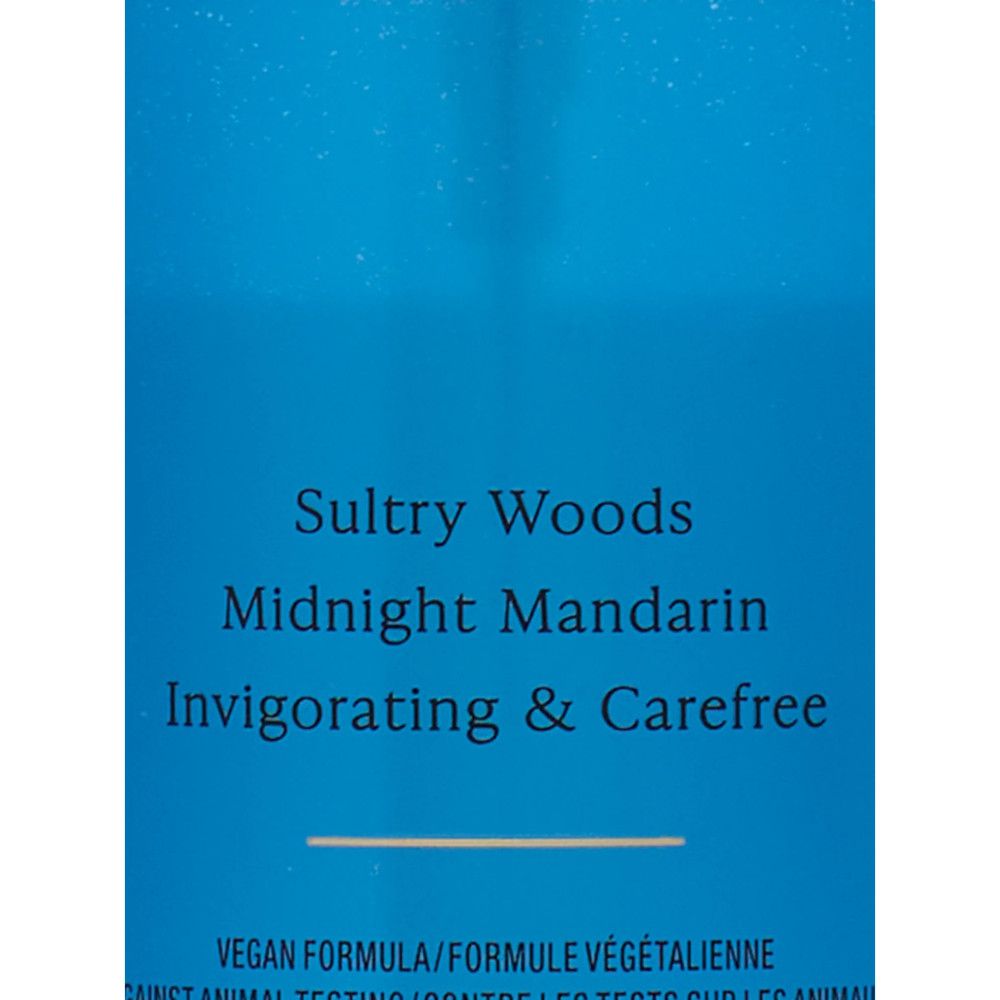 Blauer Flakon mit Aufschrift 'Victoria's Secret Rush'. Text: 'Sultry Woods', 'Midnight Mandarin', 'Invigorating & Carefree'.