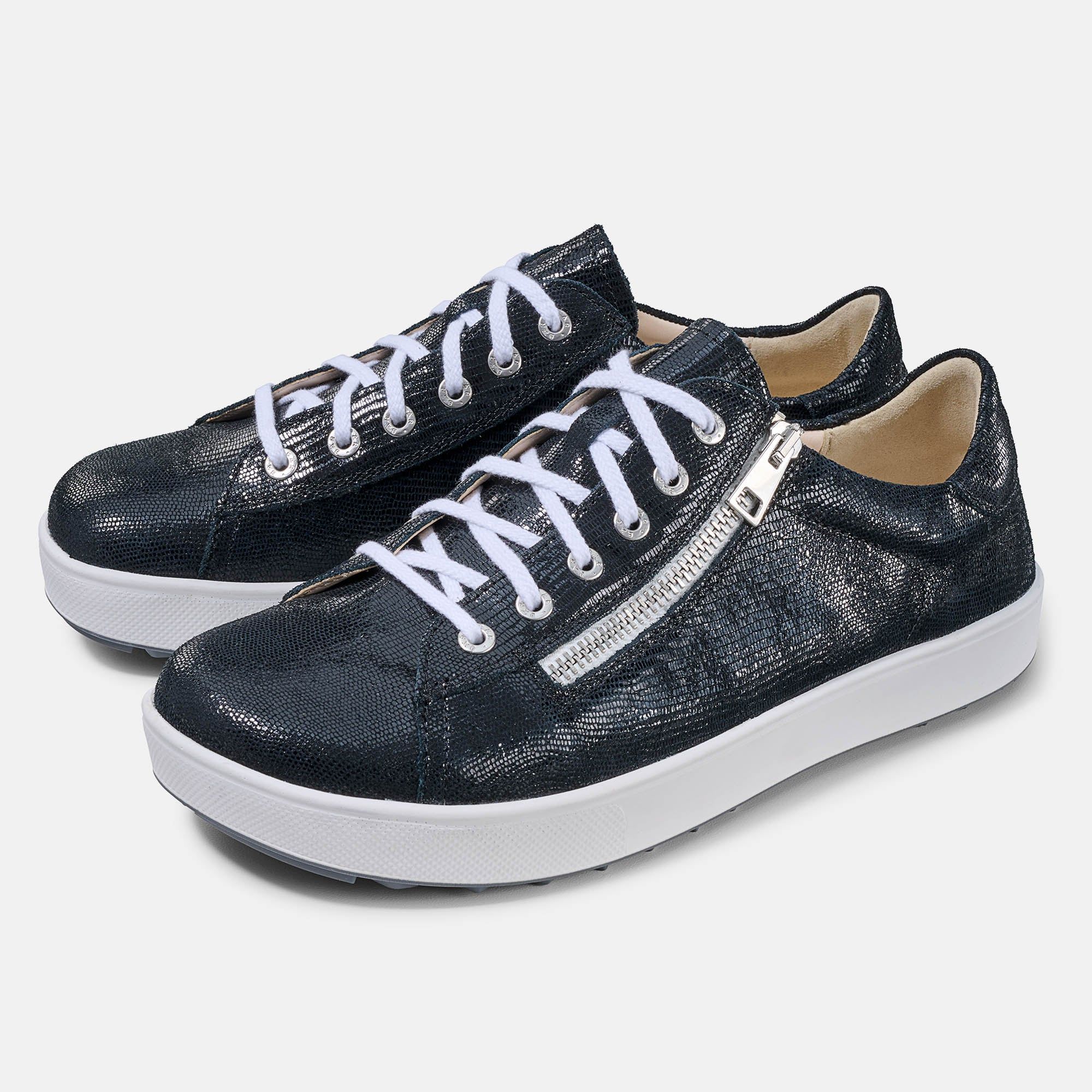 Dunkelblauer Schnürschuh mit weißer Sohle und Reißverschluss. Weiße Schnürsenkel. Schuh von der Seite.