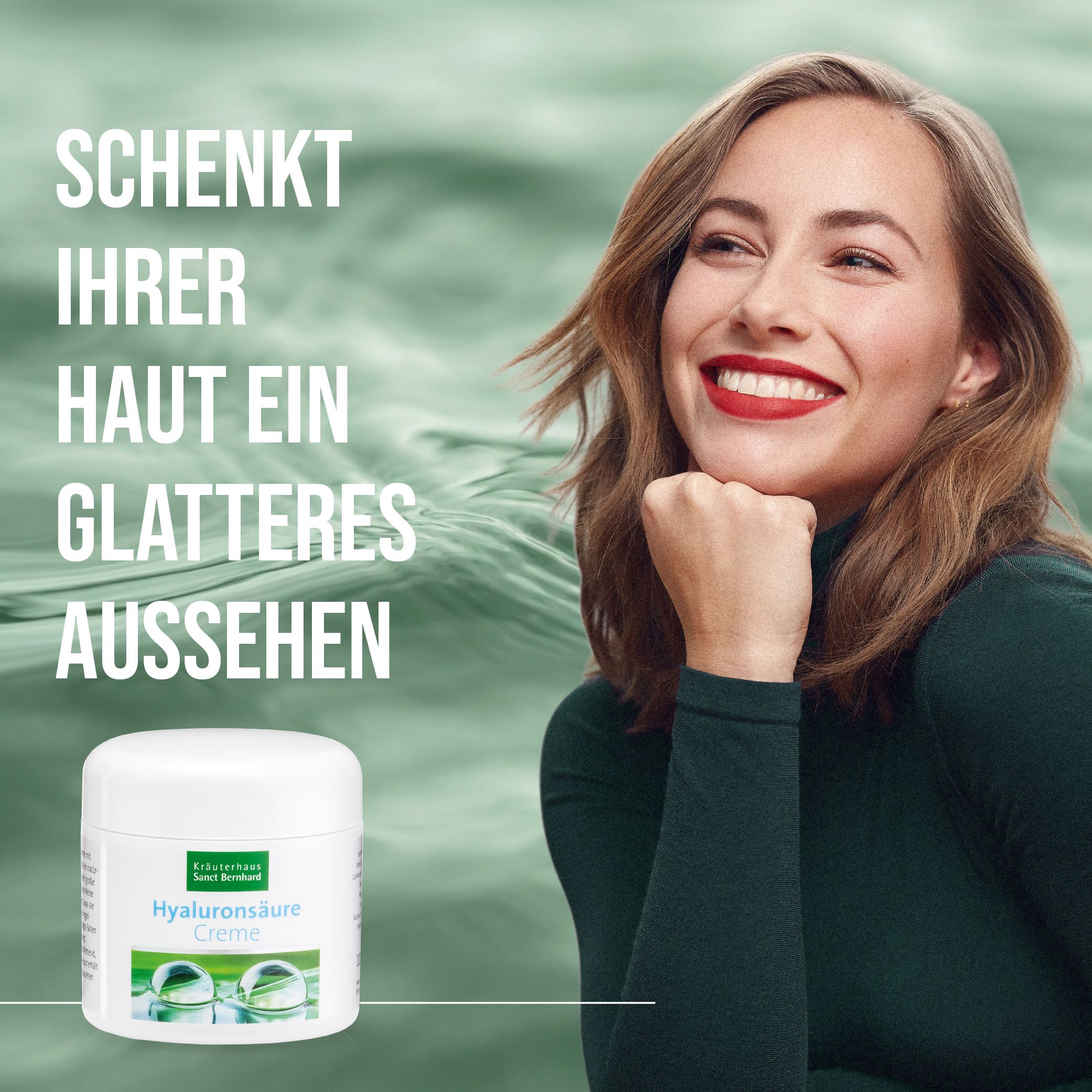 Frau lächelt. Neben ihr: Tiegel mit Hyaluronsäure-Creme. Weißer Tiegel, grüner Aufdruck, Schriftzug. Hintergrund: Wasser.