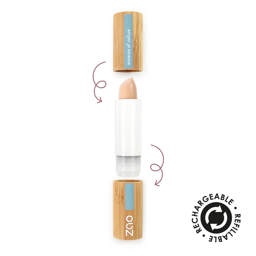 Konzentrierter Concealer-Stick. Bambus-Hülse, hellbeige Mine. Zerlegt dargestellt, mit Pfeilen für das Nachfüllen. Text: "ZAO", "essence of nature".