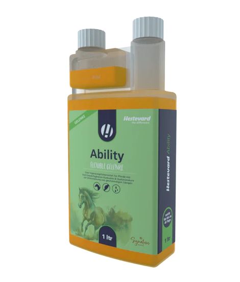 Hestevard Ability. Flasche mit gelber Flüssigkeit. Etikett mit Produktname, Pferd-Illustration und 1 Liter Angabe. Zwei Flaschenöffnungen.