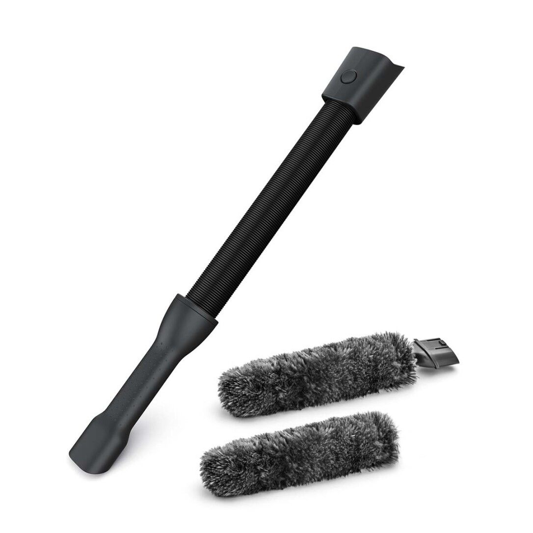 Schwarzes Staubsaugerzubehör-Set. Enthält einen flexiblen Schlauch und zwei Bürstenaufsätze mit grauem Fell.