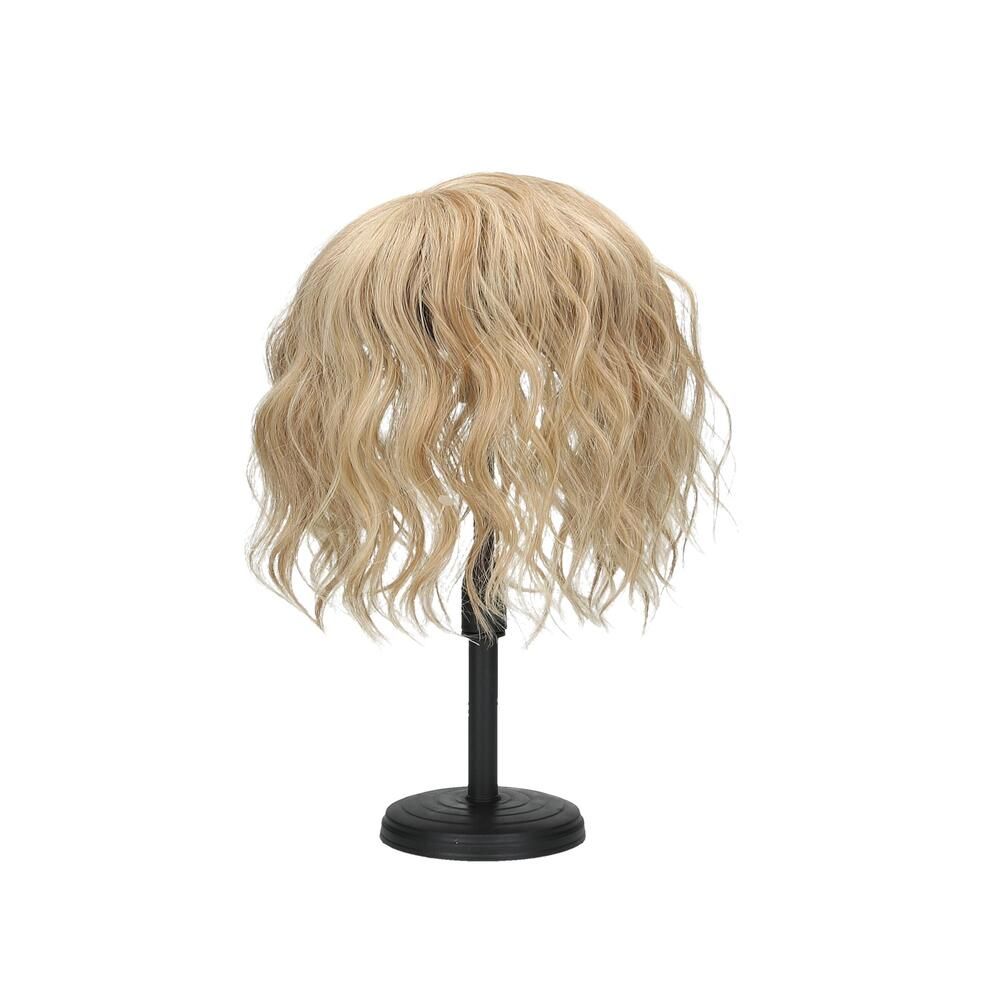 Blondes Haarteil auf einem schwarzen Ständer. Welliges Haar, das auf einem schwarzen Kopfstück befestigt ist.