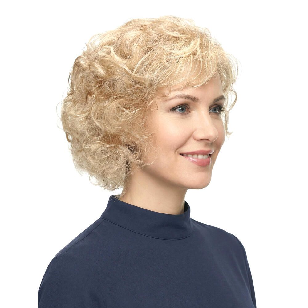 Blonde Lockenperücke, Seitenansicht. Frau mit blauem Oberteil, lächelnd. Weißer Hintergrund.