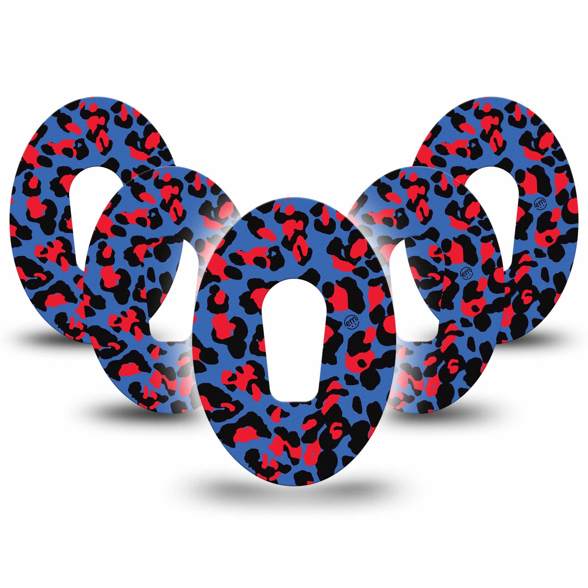 Mehrere Pflaster mit Leopardenmuster. Blau, rot und schwarz. Ovale Form mit Aussparung.