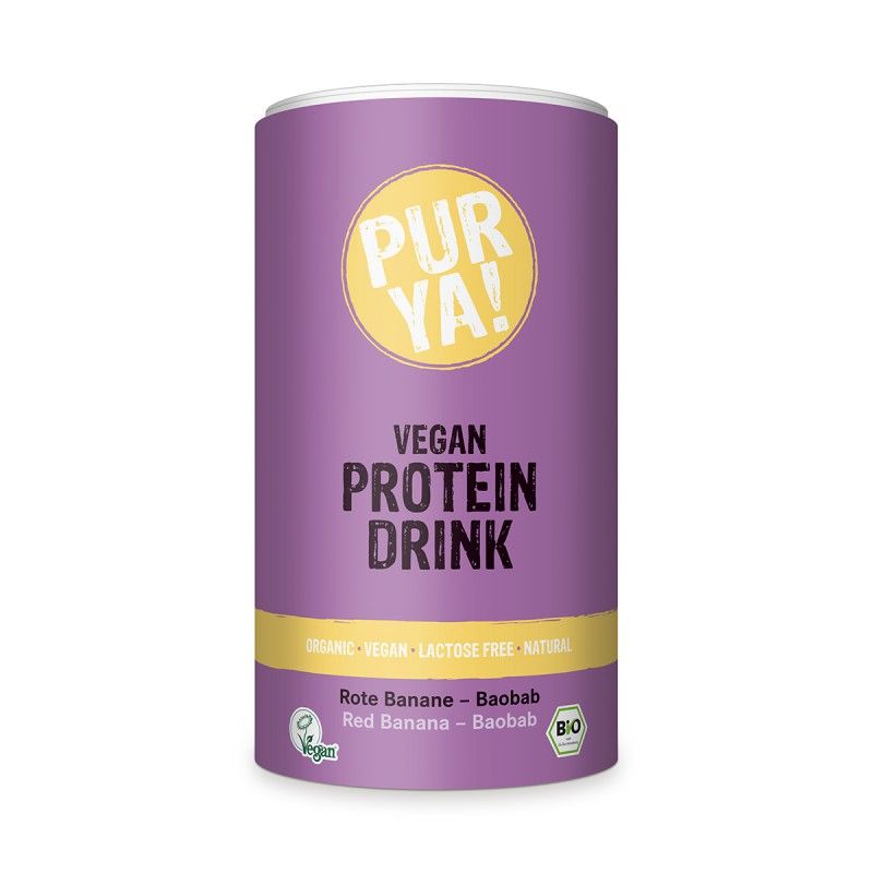 Zylindrische Dose mit lila Hintergrund. Gelbes Logo mit "PUR YA!". "VEGAN PROTEIN DRINK" und "Rote Banane - Baobab" sind ebenfalls zu sehen.
