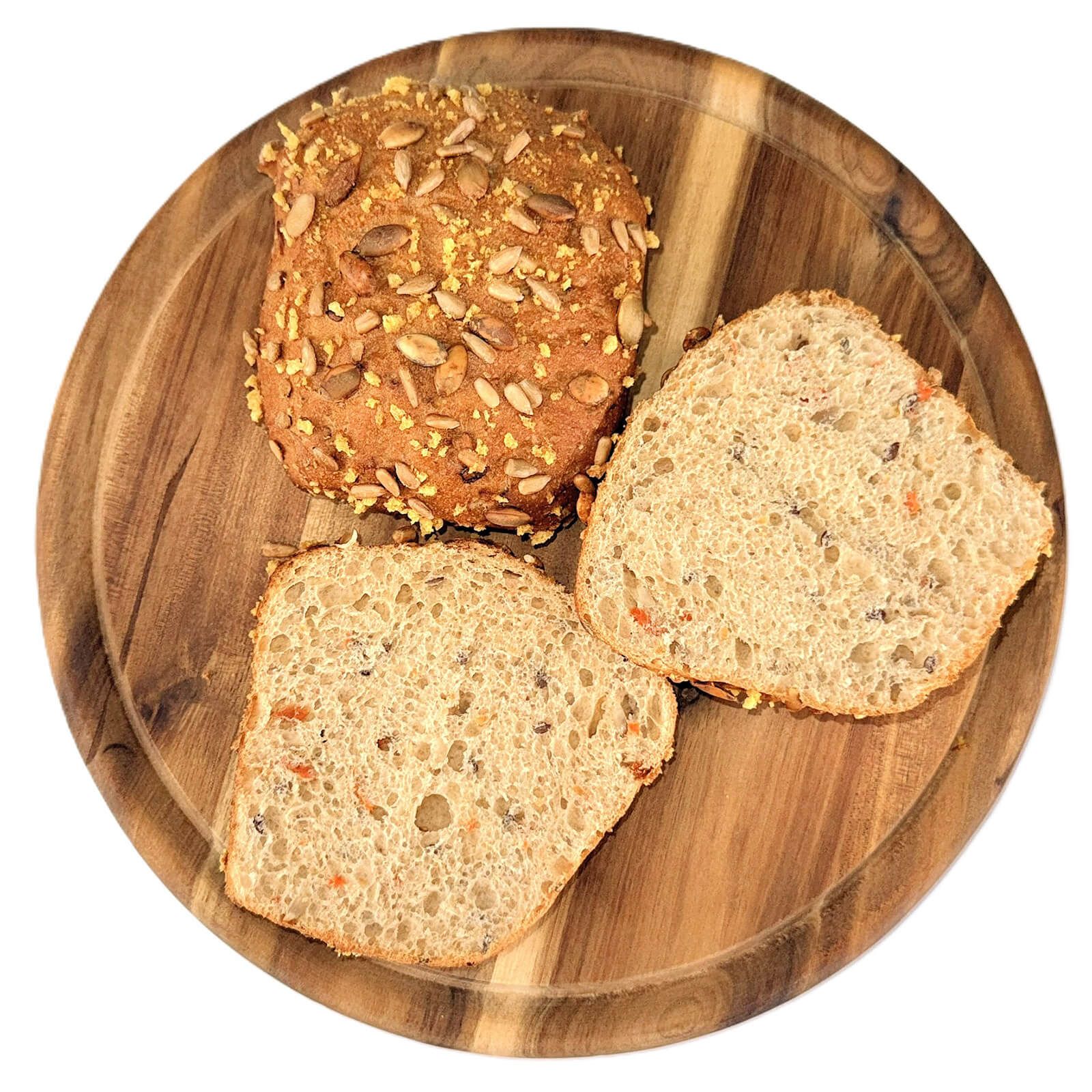 Locawo Flotty Karotty Brötchen aufgeschnitten auf einem Holzbrett.