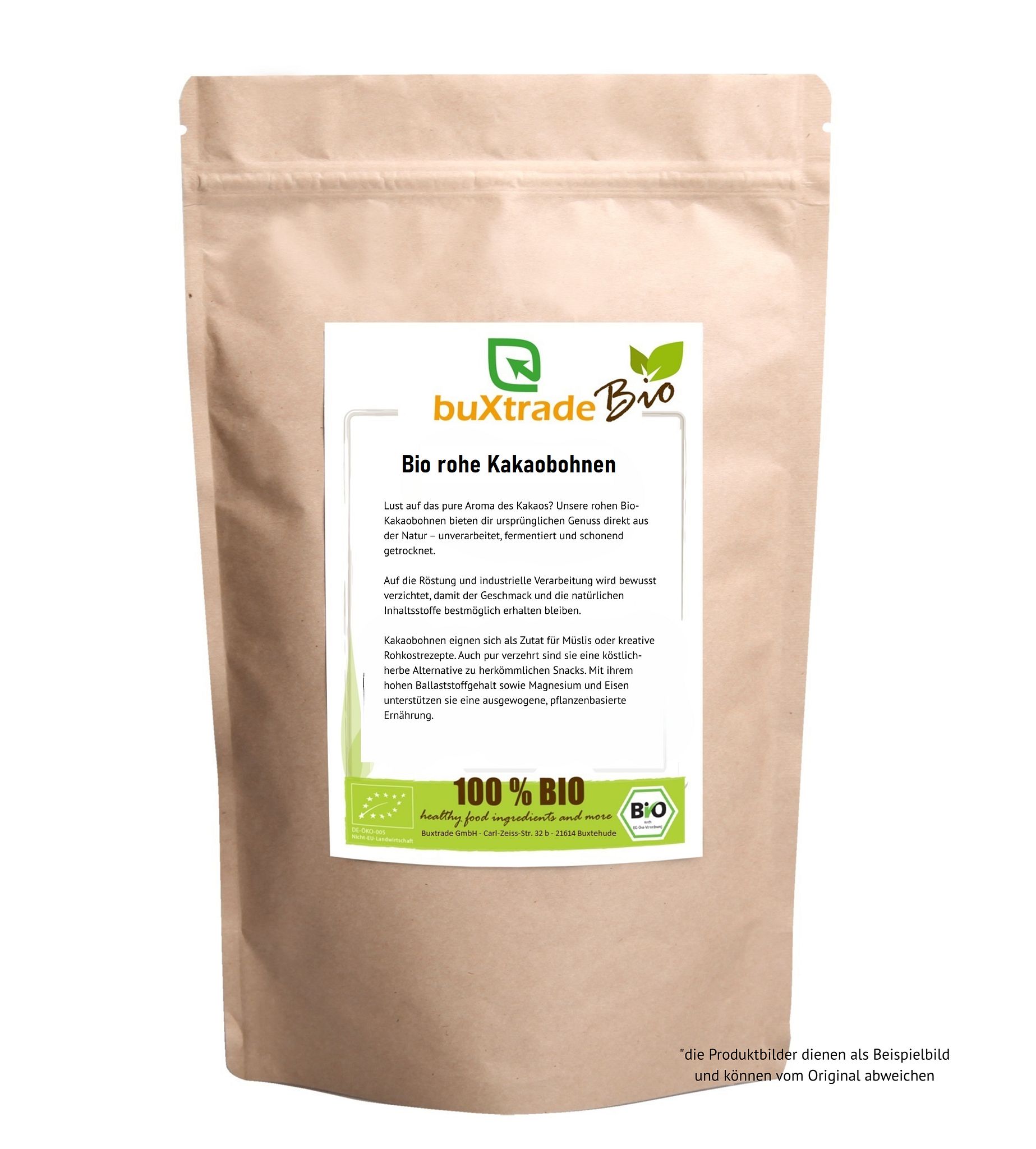 Braune Papiertüte mit Bio-Kakaobohnen. Etikett mit "buXtrade Bio" und "Rohe Bio-Kakaobohnen".