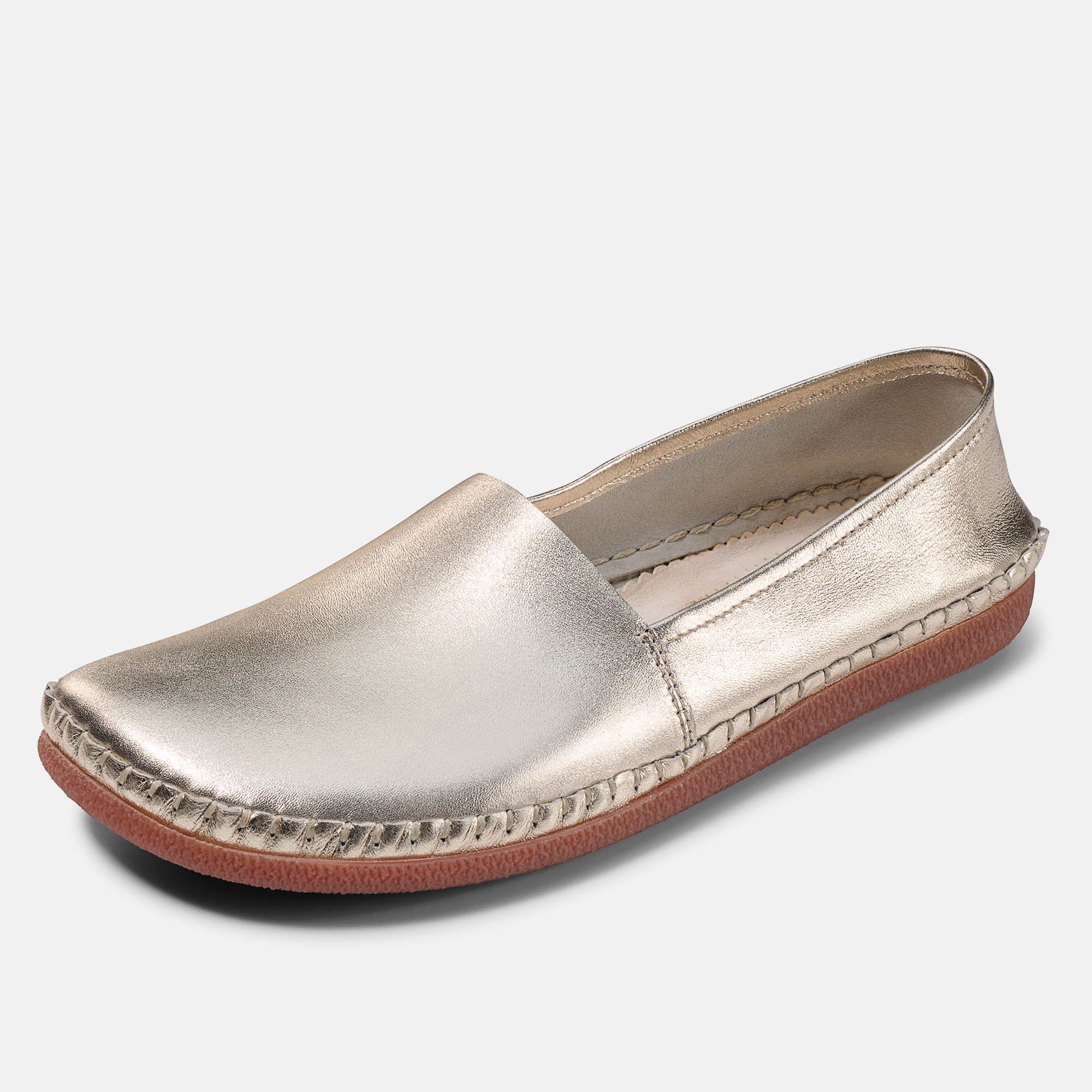 Goldfarbener Slipper mit brauner Sohle. Quadratische Zehenpartie, sichtbare Nähte.