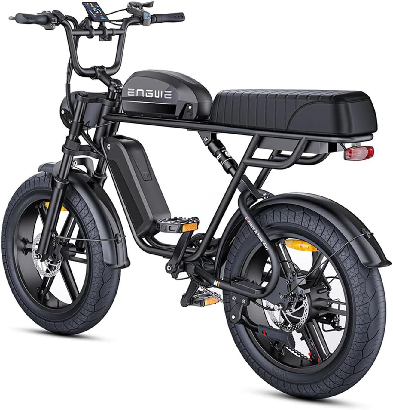 Schwarzes E-Bike von hinten. Sichtbar: Rahmen, Sattel, Batterie, Rücklicht, Schutzbleche, Pedale.