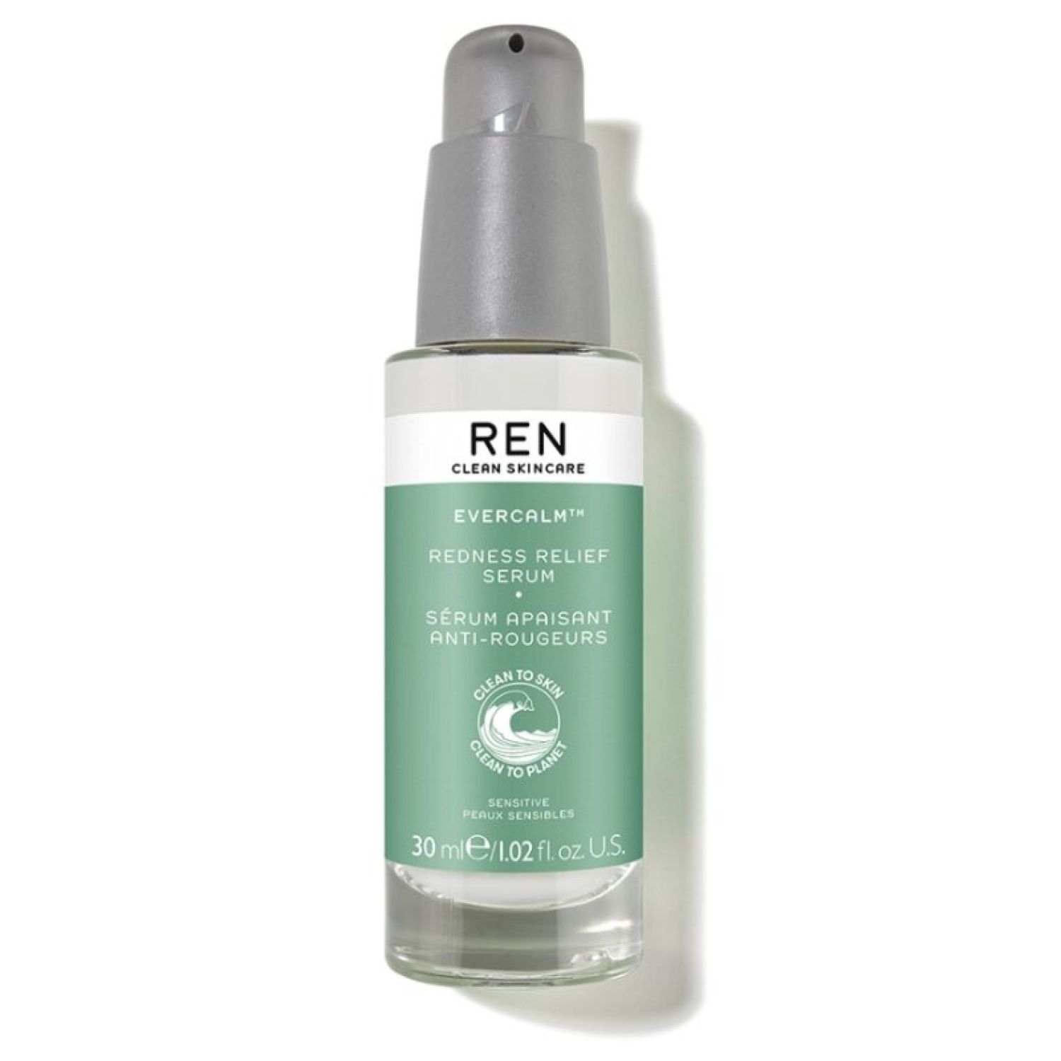 Serumflasche mit Pumpe. Aufschrift: REN CLEAN SKINCARE EVERCALM Redness Relief Serum. Grün-weiße Verpackung.