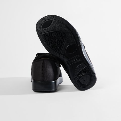 Schwarze orthopädische Schuhe mit Klettverschluss und atmungsaktivem Mesh-Obermaterial.
