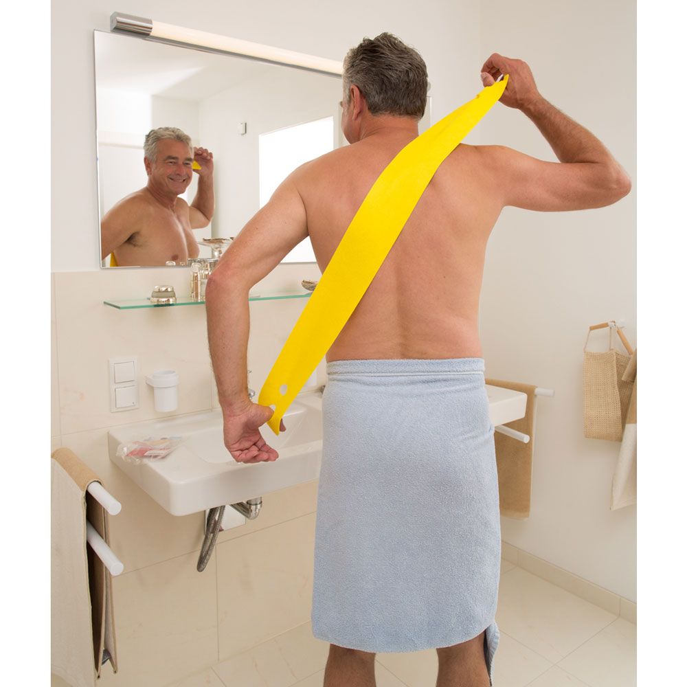 Gelbes, langes Band, das von einer Person im Badezimmer benutzt wird. Die Person ist mit dem Rücken zur Kamera und hält das Band.