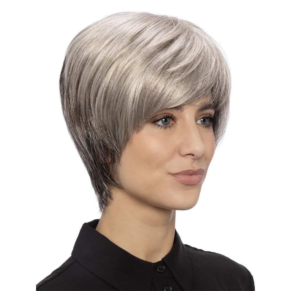 Kurzhaarperücke mit Pony. Graue und blonde Strähnen. Frau mit schwarzem Hemd. Dreiviertelansicht.