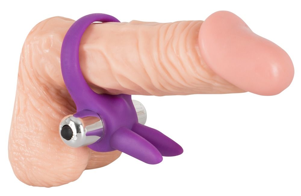 Lila Vibrationsring mit Hasenohren, auf einem Penis platziert. Silberne Vibrationsköpfe.