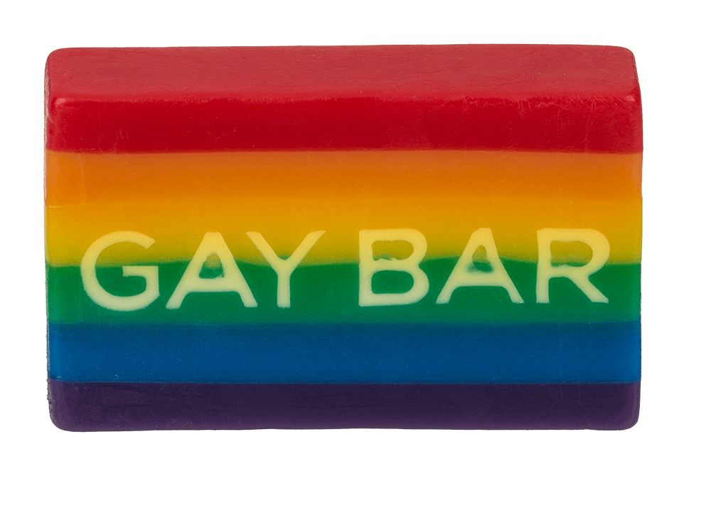 Regenbogenfarbene Seife mit dem Schriftzug GAY BAR. Rechteckige Form.