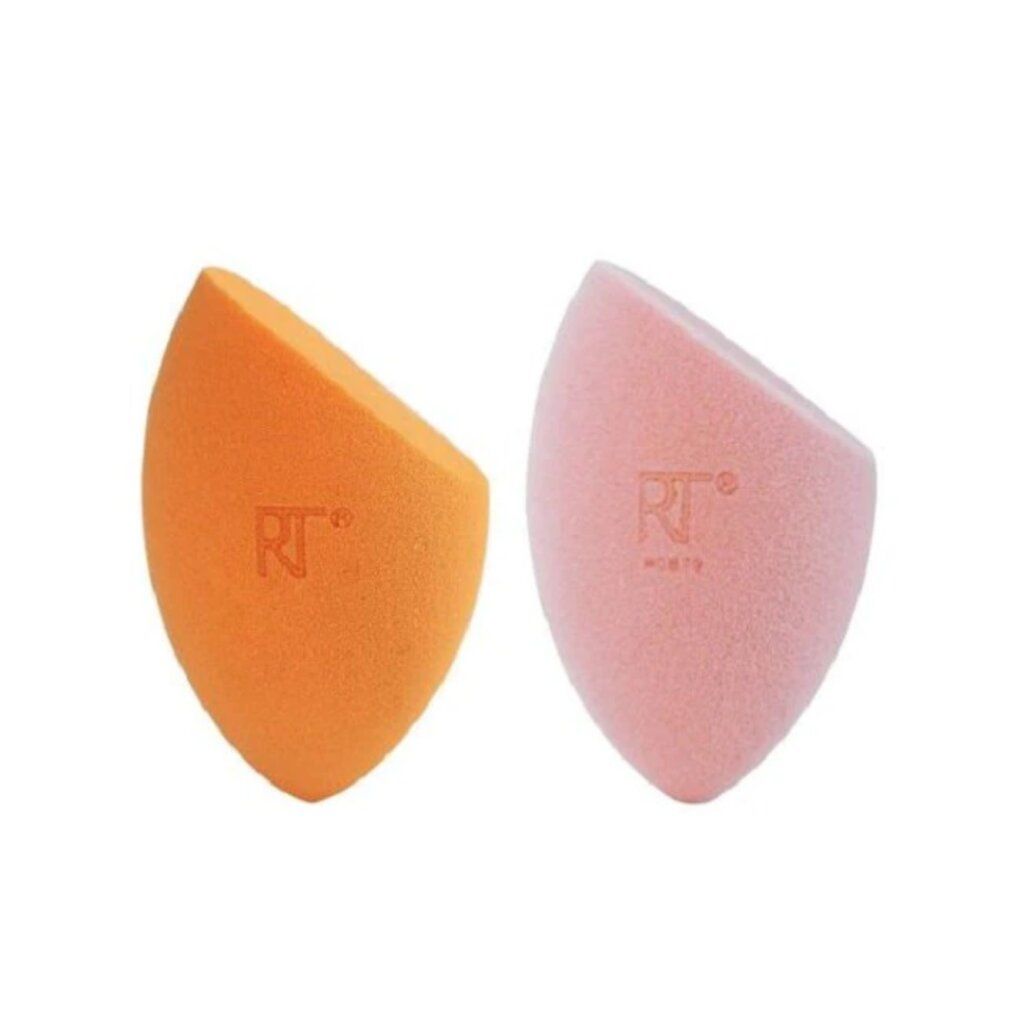 Zwei Make-up-Schwämme, orange und rosa, mit RT-Logo.