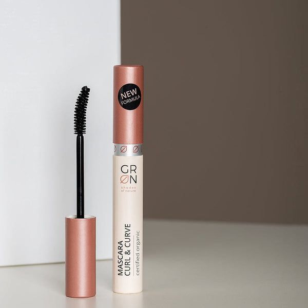 Mascara-Tube mit schwarzer Bürste und Aufkleber 'NEW FORMULA'. Aufschrift: GRN Mascara Curl & Curve. Zertifiziertes Bio-Produkt.
