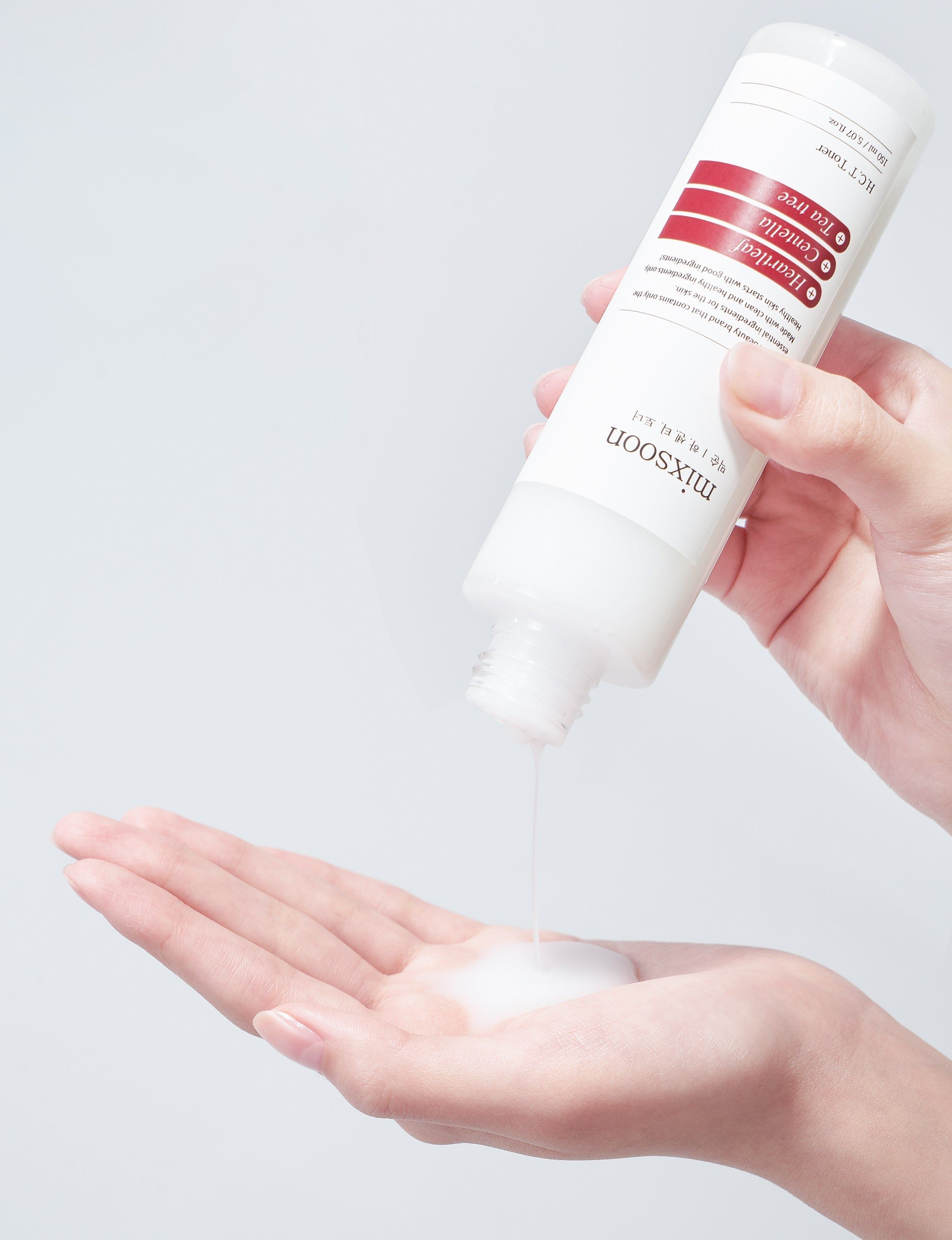 Weißes, zylindrisches Produkt mit weißem Deckel. Aufschrift: mixsoon H.C.T. Toner. Produkt wird in eine Hand gegossen.