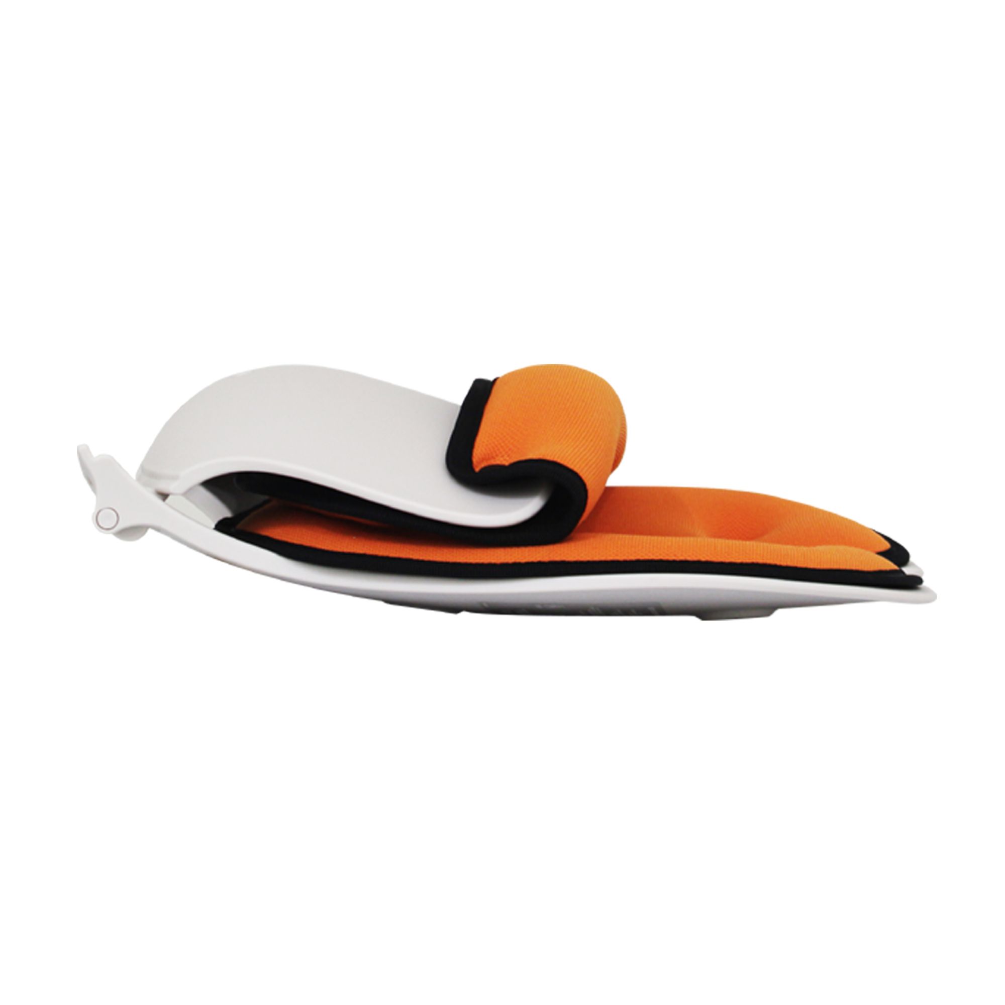 Gefalteter ergonomischer Sitz. Orangefarbenes Kissen, weißer Rahmen, schwarze Ränder. Kompakte Ansicht.