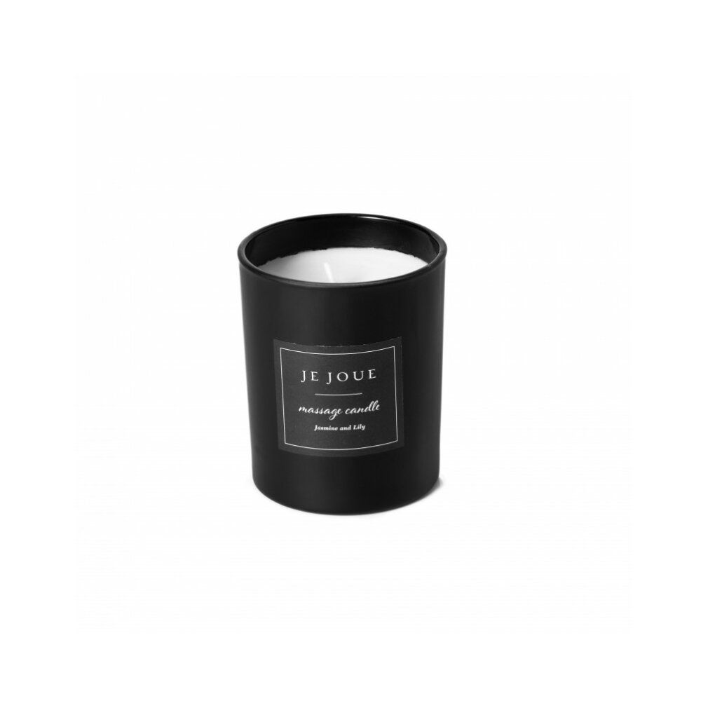 Schwarze Kerze im Glas mit Etikett. Aufschrift: JE JOUE, massage candle, Jasmine and Lily.
