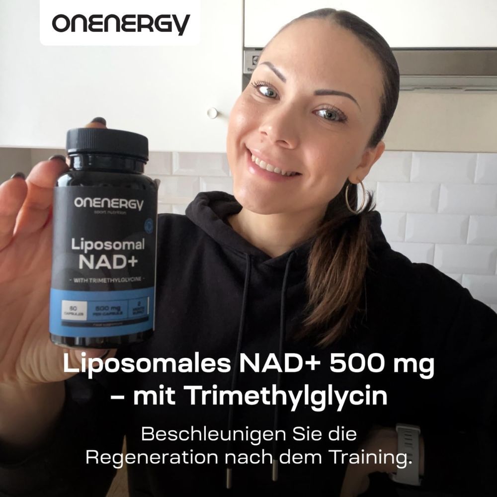 Frau hält Flasche OnEnergy Liposomales NAD+ mit Trimethylglycin. Text: 500 mg, Trimethylglycin.