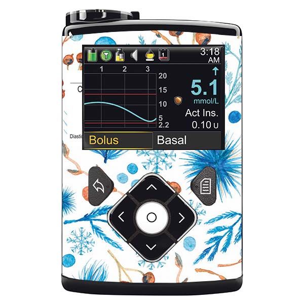 Medizinprodukt mit Display. Oberfläche mit blau-weißen floralen Mustern. Anzeige von Messwerten und Uhrzeit. Schwarze Bedienelemente.