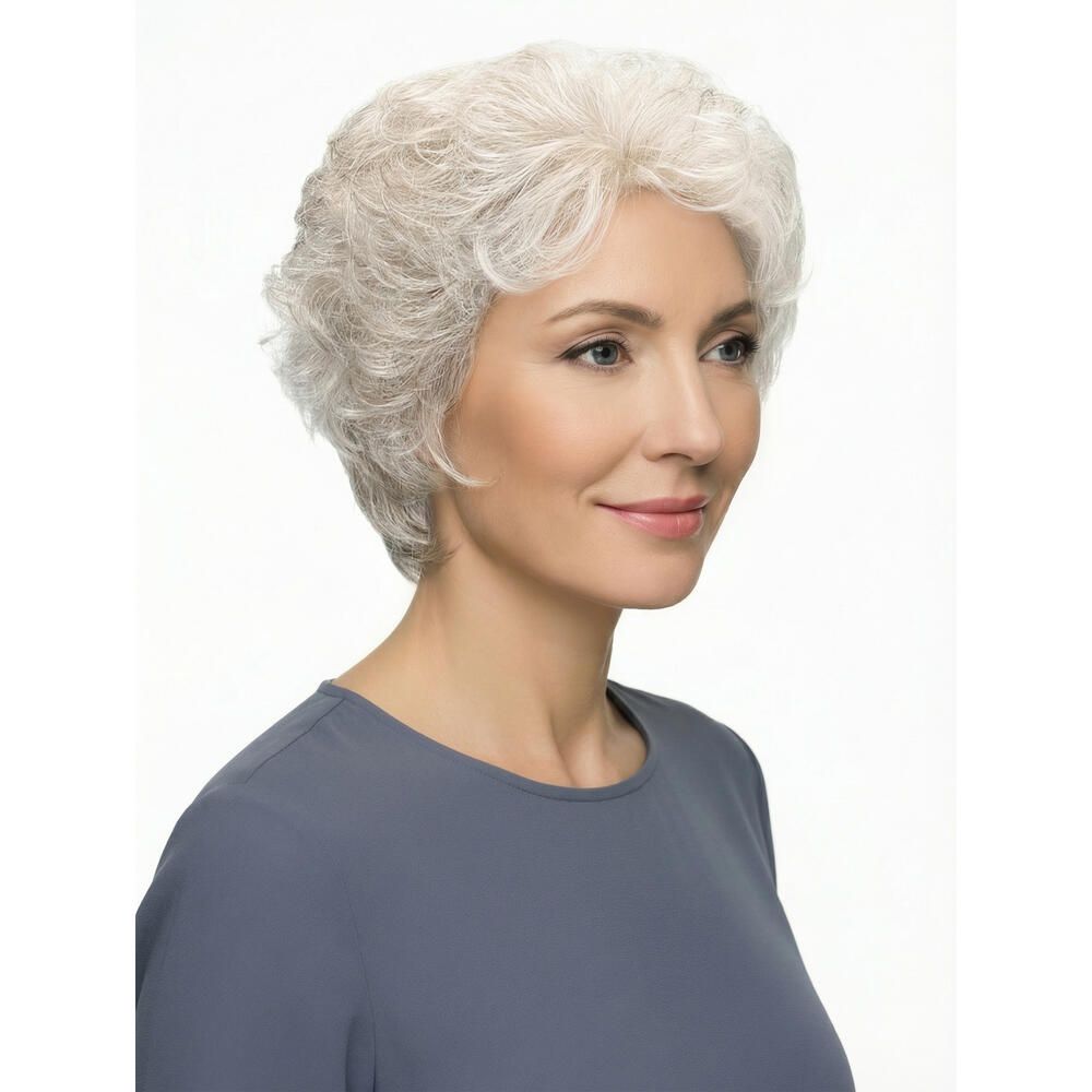 Kurzhaarperücke mit grauen Locken. Die Frau trägt ein blaues Oberteil. Dreiviertelansicht.