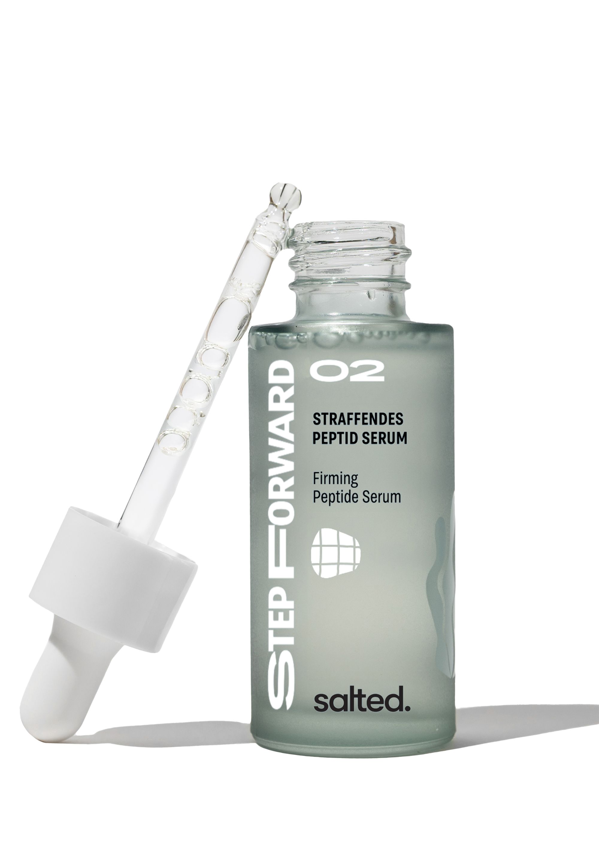 Glasflasche mit Serum und Pipette. Aufschrift: Straffendes Peptid Serum, Firming Peptide Serum. Marke: salted.
