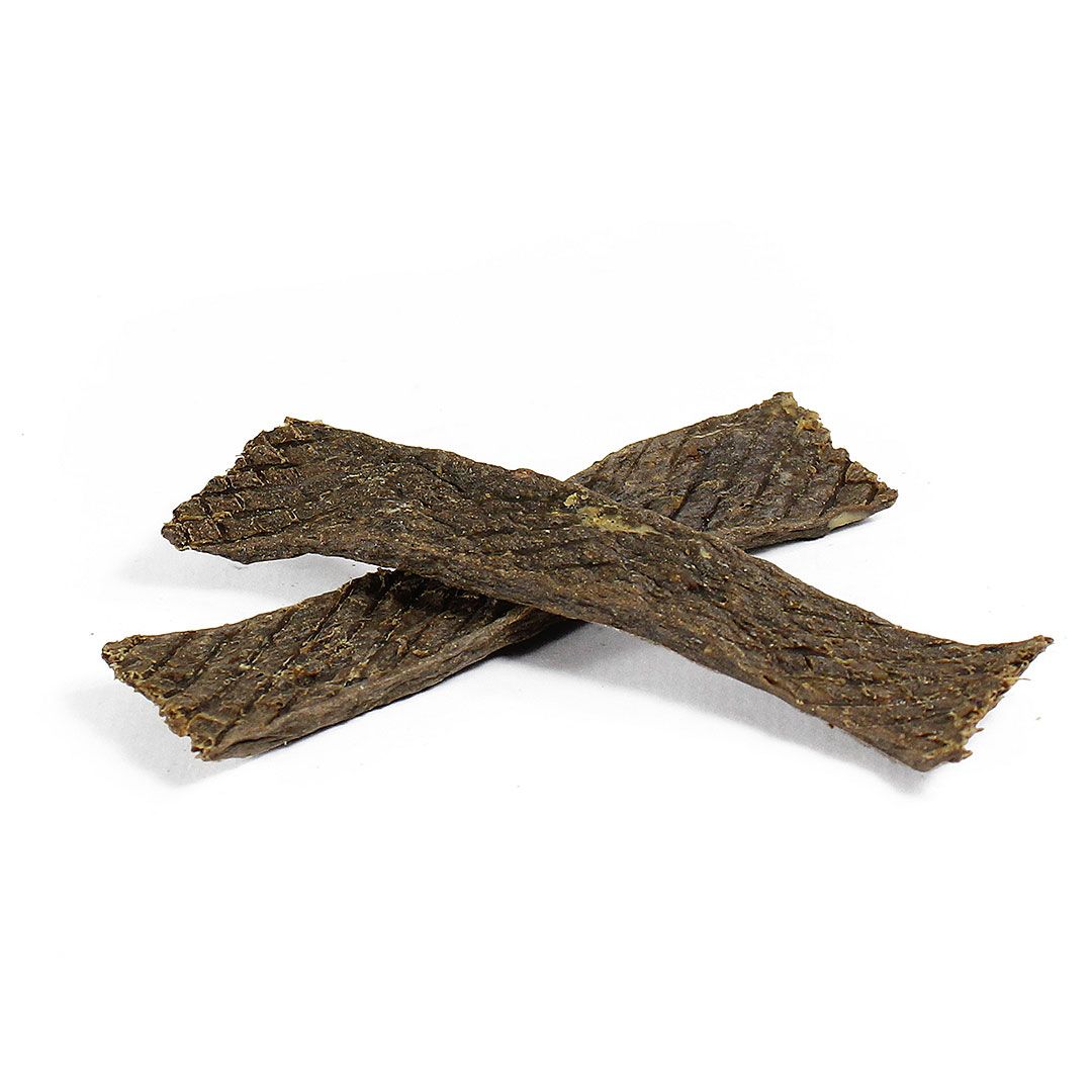 Drei flache, längliche Fleischstücke, dunkelbraun, auf weißem Hintergrund. Die Stücke sind unregelmäßig geformt und liegen überlappend.