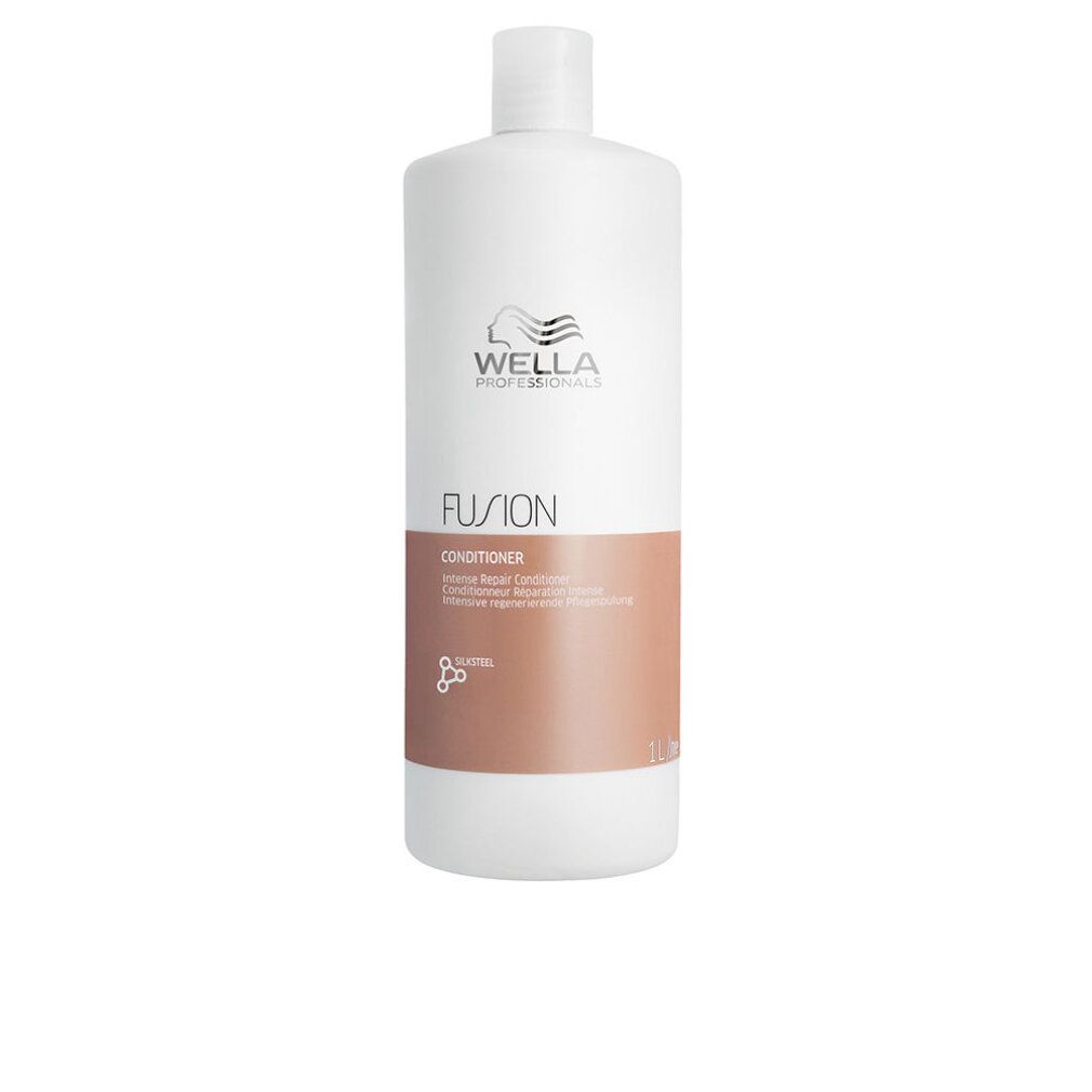 Hohe weiße Flasche mit Wella-Logo und FUSION-Schriftzug. Enthält Conditioner. Braune Farbfläche.