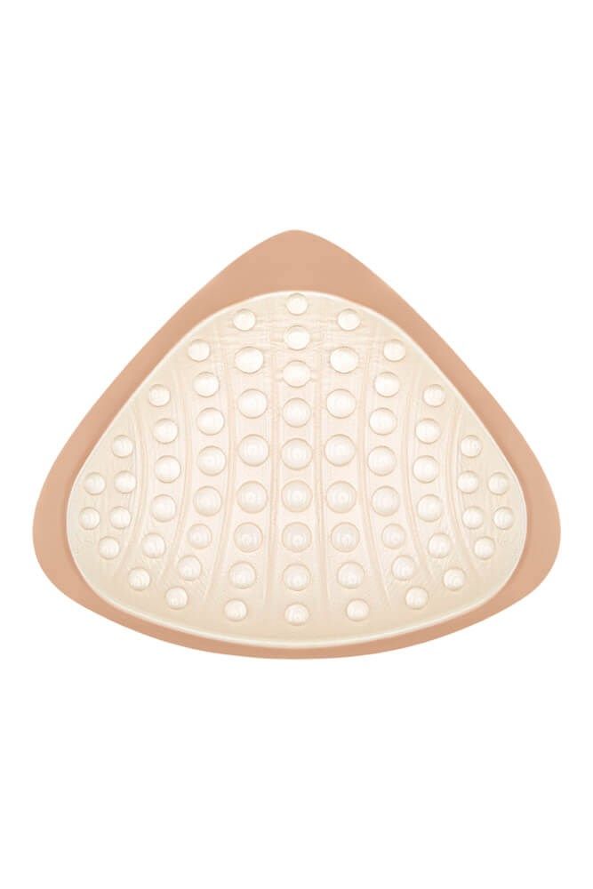 Brustprothese mit hautfarbener Außenhülle. Innenseite mit vielen kleinen, weißen, runden Erhebungen. Dreiecksform.