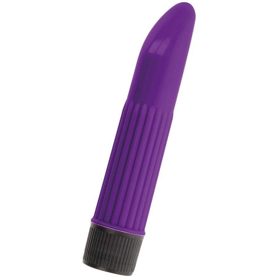 Lila Vibrator mit geriffelter Oberfläche und abgerundeter Spitze. Schwarzer Sockel. Auf weißem Hintergrund.