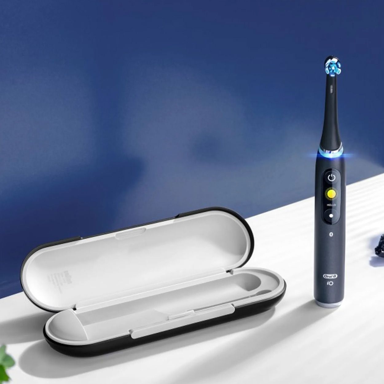 Schwarze elektrische Zahnbürste mit geöffnetem Reiseetui. Oral-B iO Series 9.